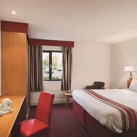 Hotel Ramada By Wyndham Cambridge Fen Drayton Exterior foto