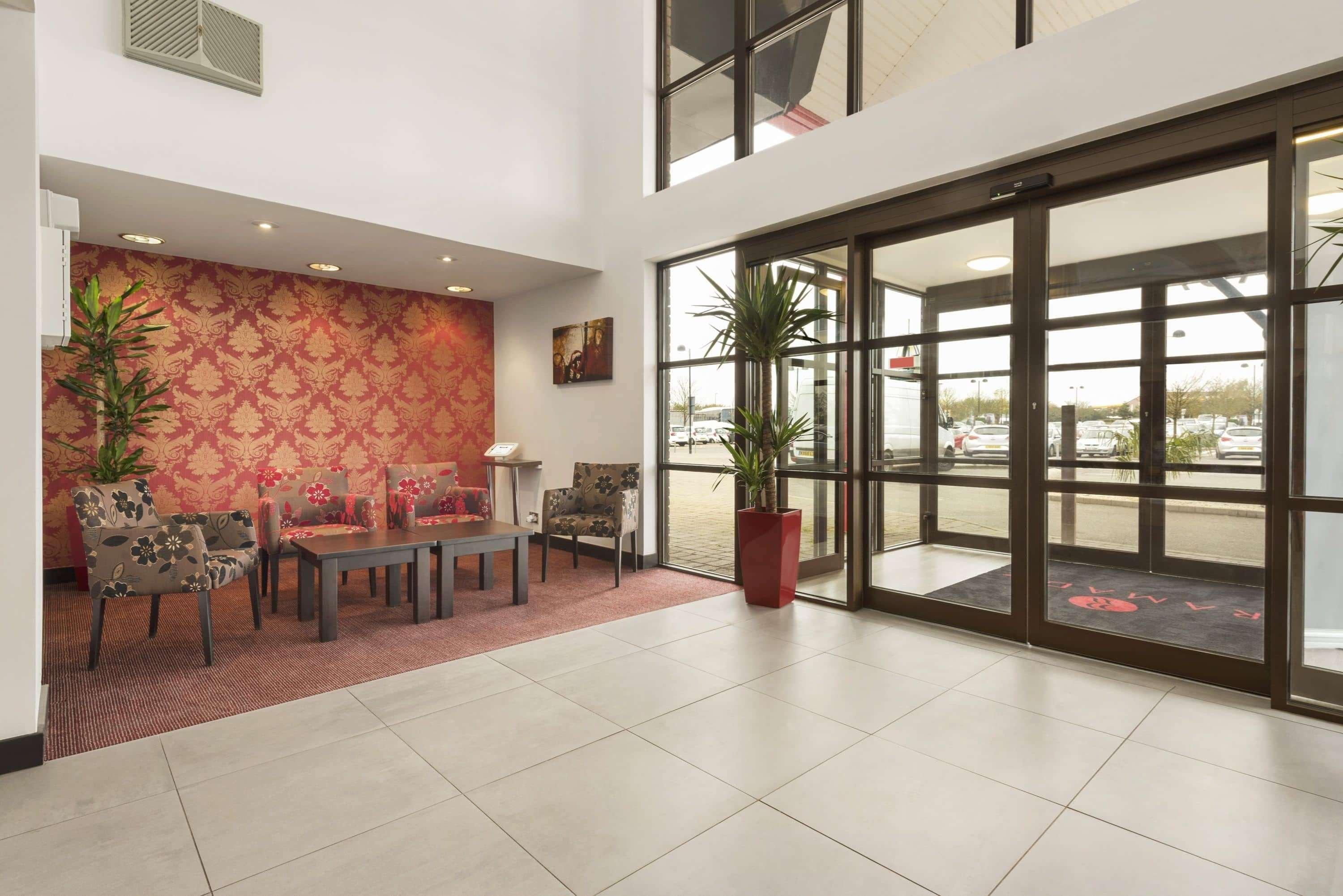 Hotel Ramada By Wyndham Cambridge Fen Drayton Exterior foto