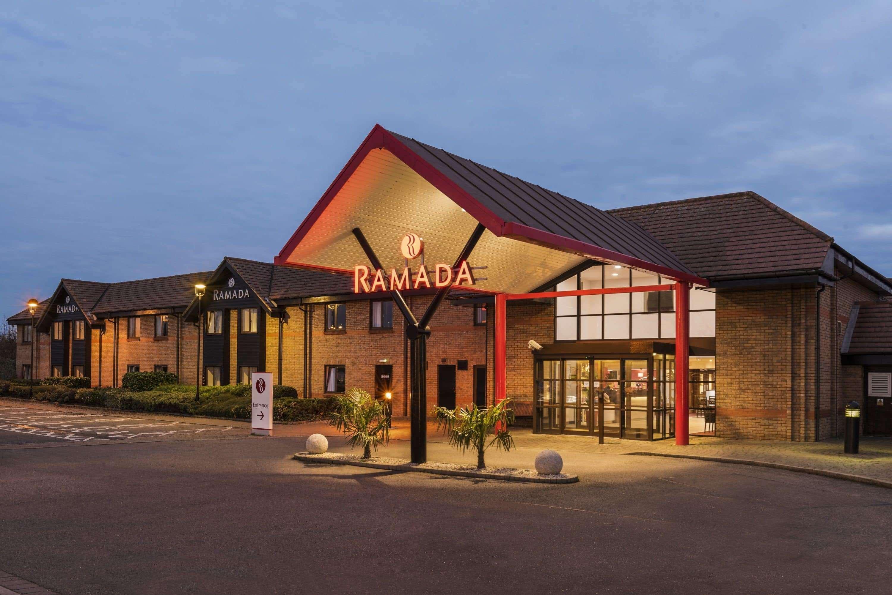 Hotel Ramada By Wyndham Cambridge Fen Drayton Exterior foto