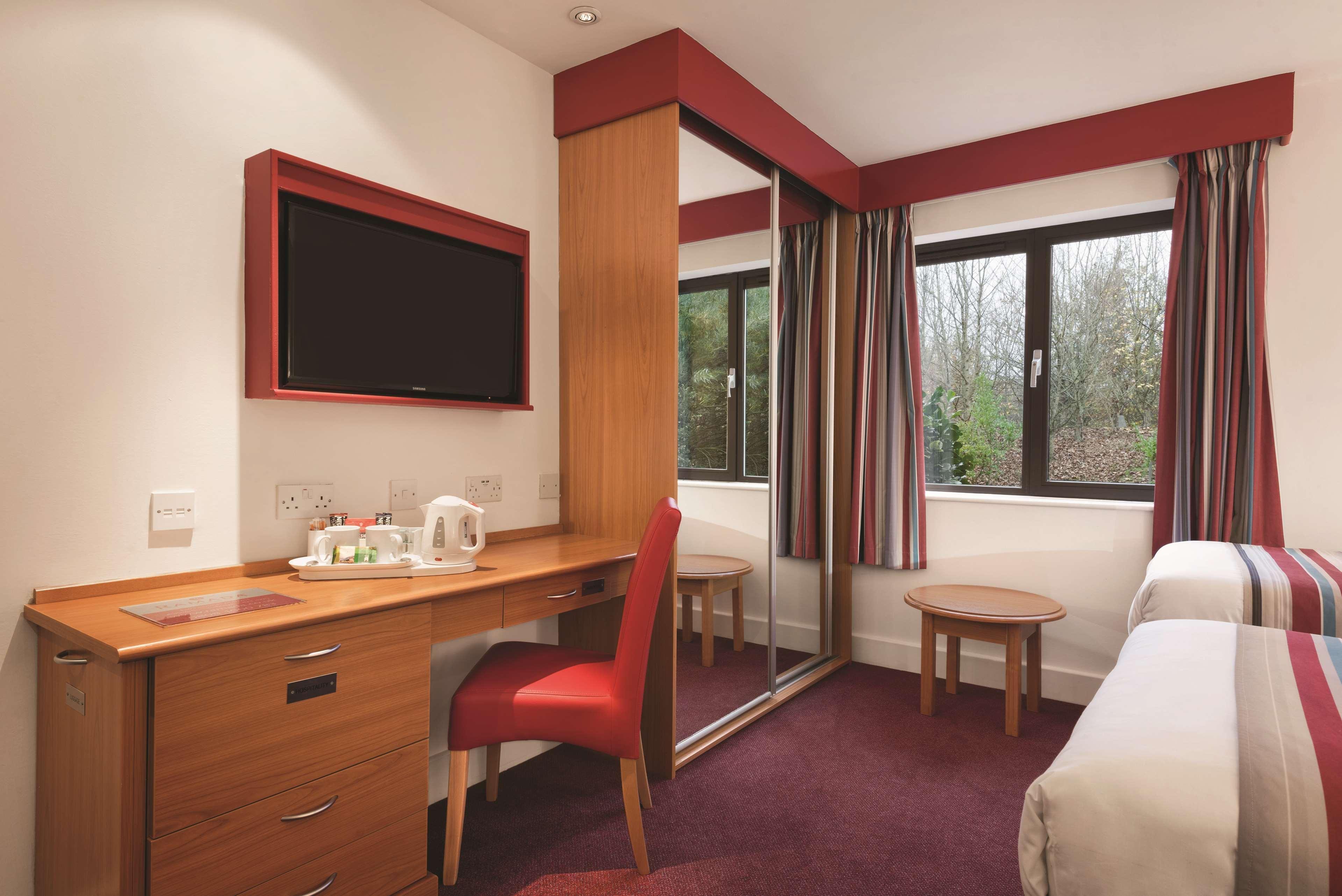 Hotel Ramada By Wyndham Cambridge Fen Drayton Exterior foto
