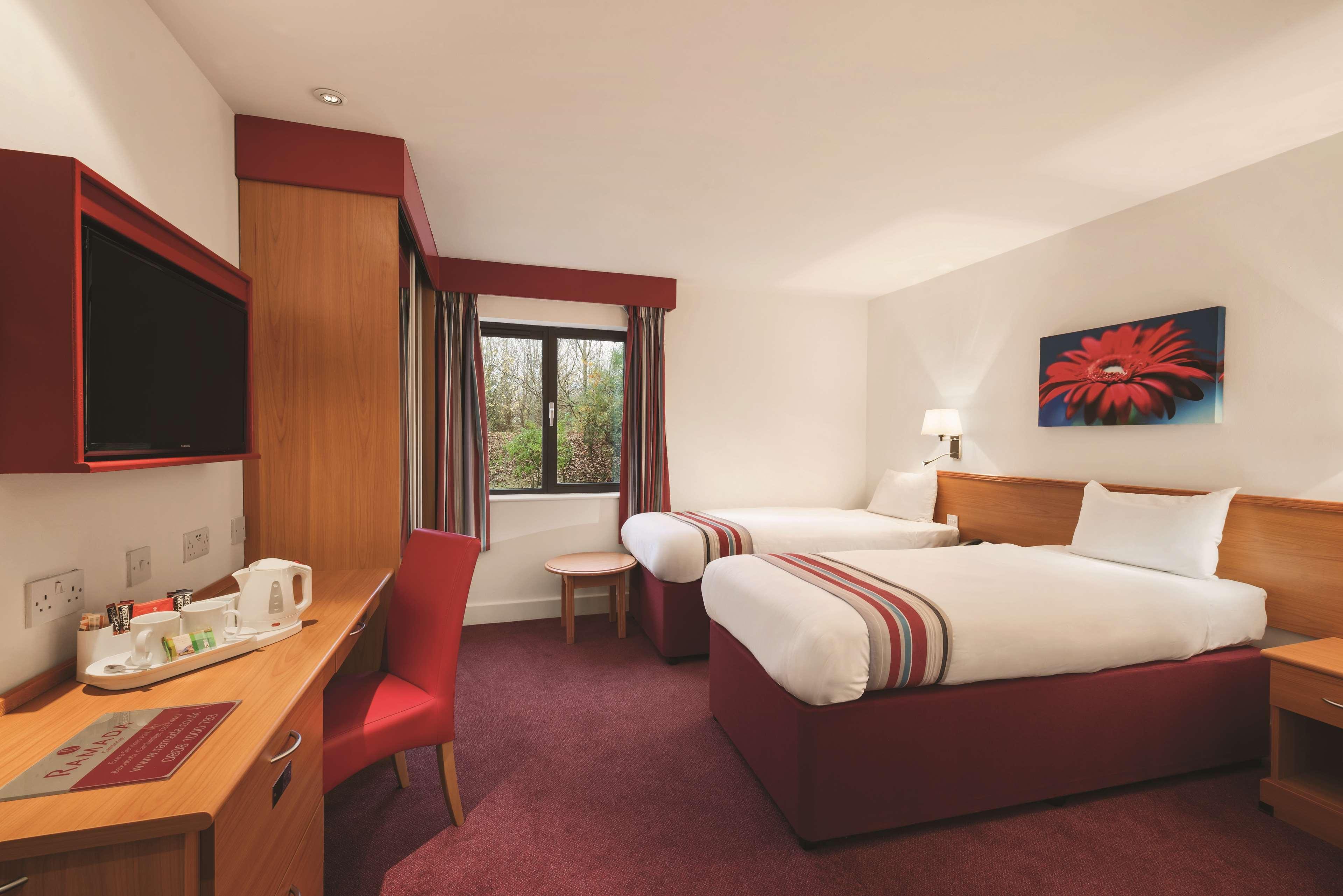 Hotel Ramada By Wyndham Cambridge Fen Drayton Exterior foto