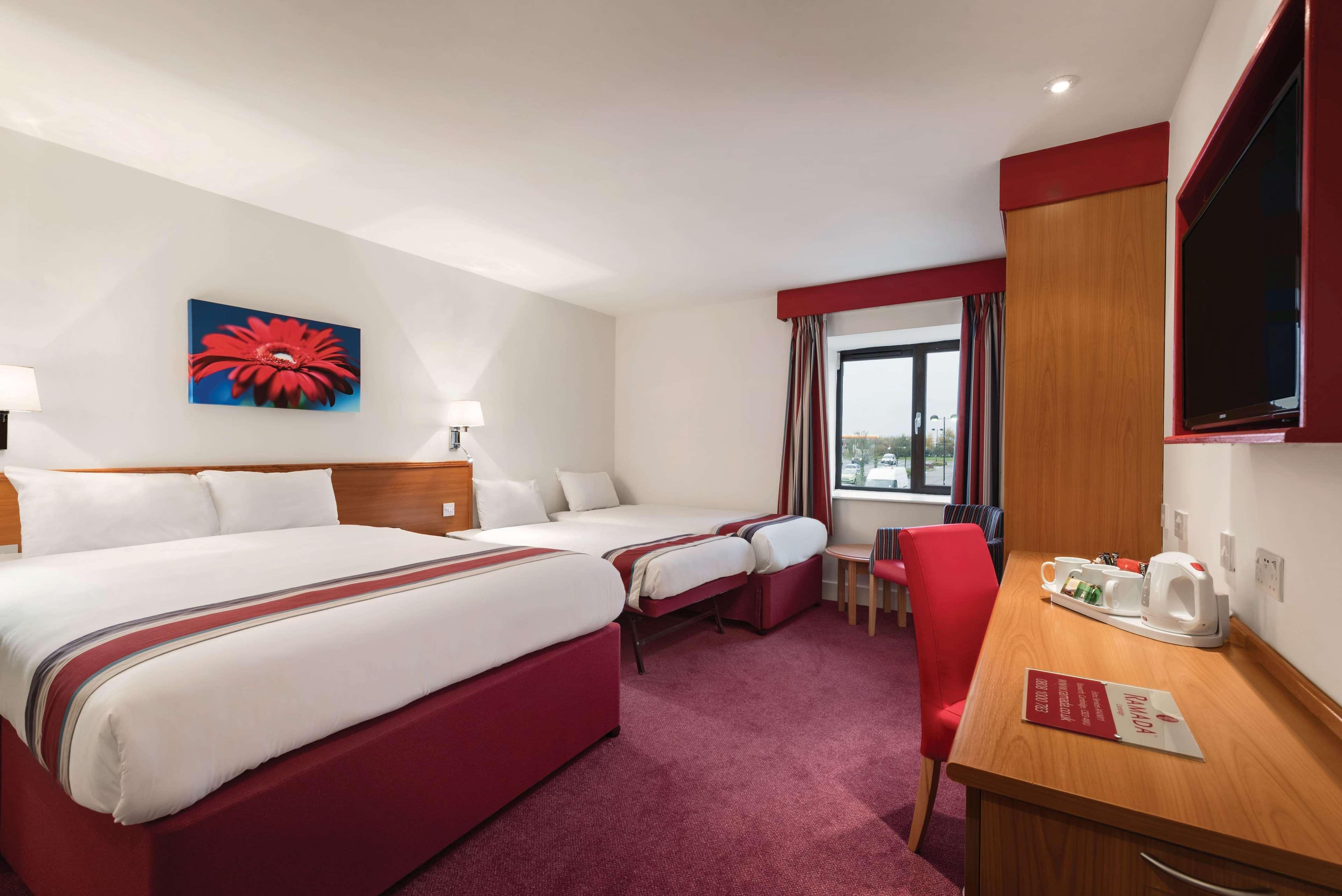 Hotel Ramada By Wyndham Cambridge Fen Drayton Exterior foto