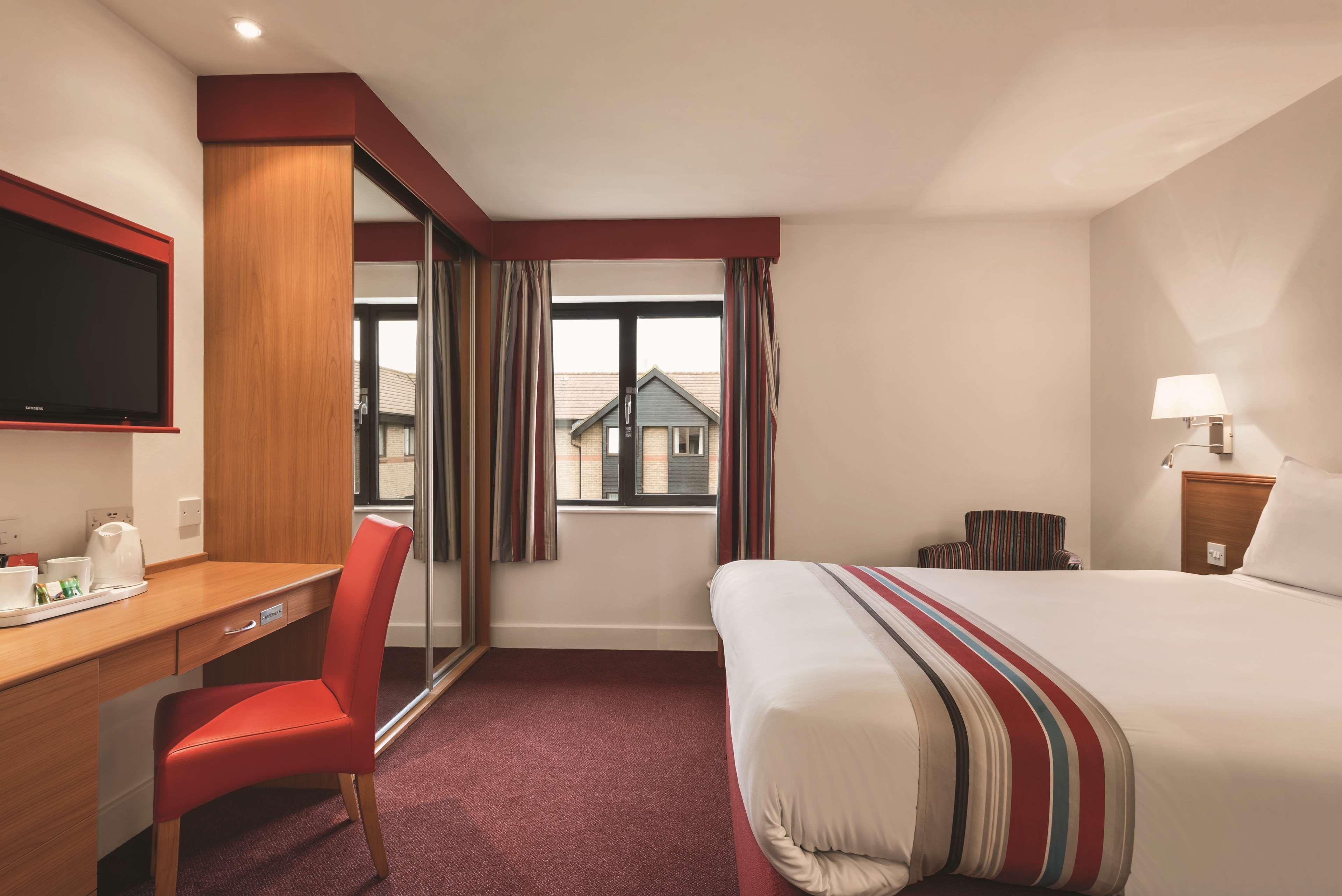 Hotel Ramada By Wyndham Cambridge Fen Drayton Exterior foto