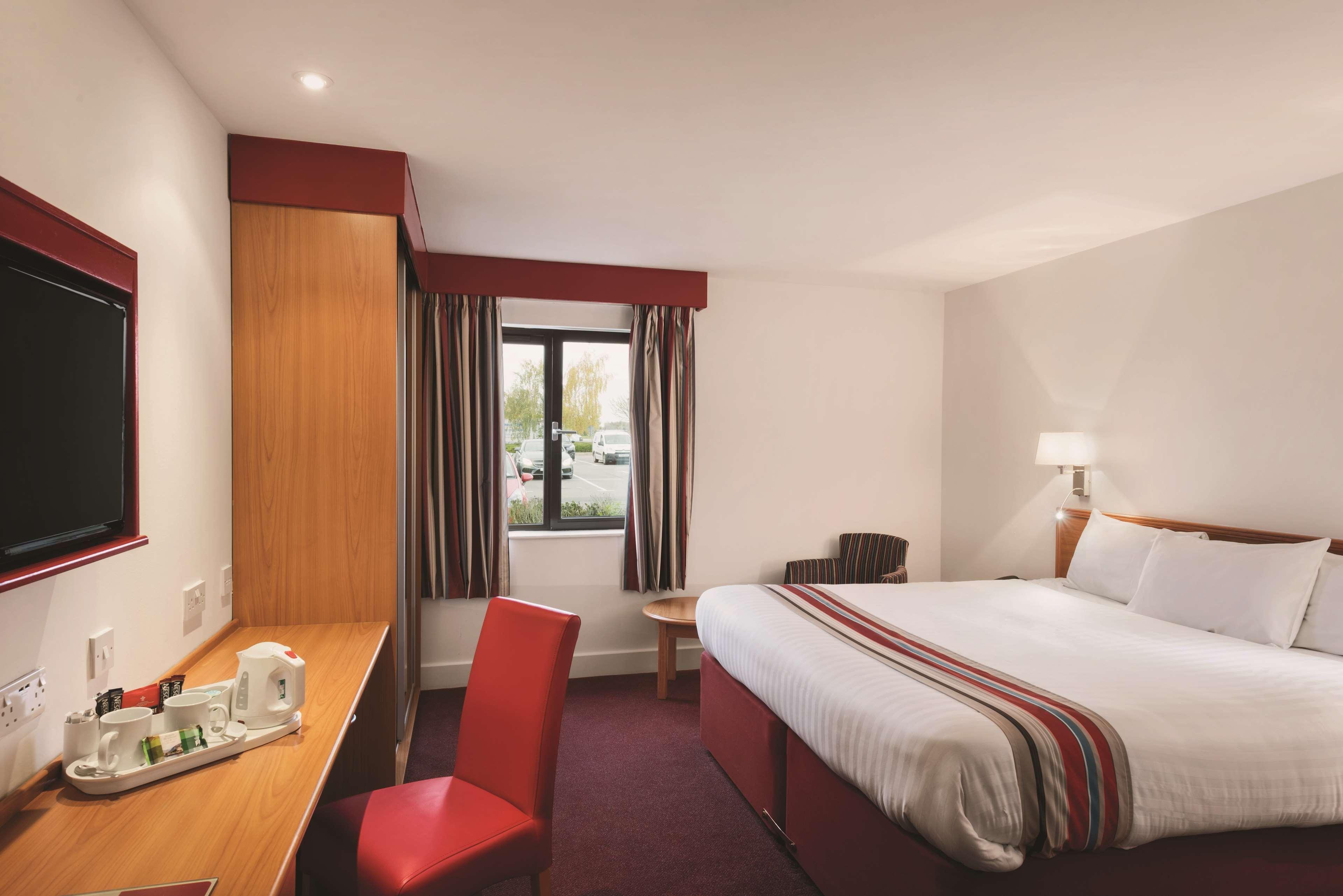 Hotel Ramada By Wyndham Cambridge Fen Drayton Exterior foto