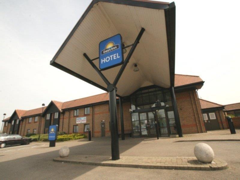 Hotel Ramada By Wyndham Cambridge Fen Drayton Exterior foto